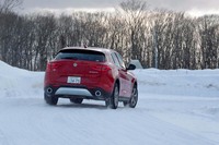 駆動方式は4WDながら、通常はすべての駆動トルクが後輪へと送られる。必要に応じて前後50：50の割合で配分される。