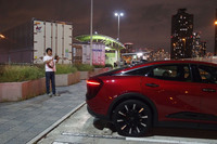 「クラウン クロスオーバー」は、セダンとSUVを融合させた“セダンを超えるセダン”として開発されたという。リアビューでは横一文字テールランプの下に「CROWN」のエンブレムが備わるのも新しい。