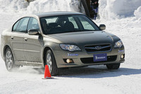 撮影のためにカメラマンが目の前にいたのだが、ヒヤリとするシーンもなくテストドライブができたのは、高いスノーグリップ性能のおかげ。