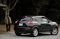 コンパクトスポーツカーとSUVのクロスオーバーモデルとして2010年6月に誕生した「日産ジューク」。ドッシリとした下半身とスマートな上屋からなるエクステリアで個性を主張する。
1.5リッターモデルではオプション扱いの17インチアルミホイールが標準で備わる。