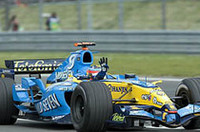 指を4本立て勝利を喜ぶアロンソ。7戦4勝、全戦でポイント獲得、チャンピオンシップではランキング2位のライコネン＆ヤルノ・トゥルーリに32点もの差をつけ堂々のトップにいる。（写真＝ルノー）