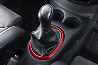 トランスミッションはクロスレシオの5段MT。現行モデルの「ノート」でマニュアルトランスミッションが用意されるのは、「NISMO S」のみとなっている。
    