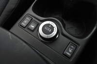 センターコンソールに備わる、「ALL MODE 4×4-i」のセレクター。その隣に見えるのは、「アドバンスドヒルディセントコントロール」と「シートヒーター」のスイッチだ。
    