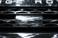 フロントグリルに設けられたレーダーセンサー。アダプティブクルーズコントロールや、エマージェンシーブレーキアシストなどの各種アクティブセーフティー機能に用いられるものだ。
    