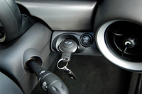 丸いのが特徴のMINIのリモートコントロールキーは、ステアリング右側にあるスロットに差し込み、スタート／ストップボタンでエンジンの始動／停止を操作する。また、キーをポケットに入れたままでも、ドアの開閉やエンジン始動が可能な「コンフォートアクセスシステム」はオプションで設定される。