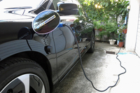 自宅の駐車場にて充電中の「ホンダ・アコード プラグインハイブリッド」。充電ソケットは左側のフェンダーの付近に備えられている。