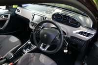 運転席まわりでは、小径のステアリングホイールと、ステアリングの上から確認するタイプのメーターが特徴。上級グレードの「シエロ」では、ダッシュボードにはレザーが採用される。
    