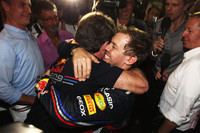 レッドブルのチーム代表、クリスチャン・ホーナーと抱き合って喜ぶ、2011年ワールドチャンピオン、セバスチャン・ベッテル。（Photo=Red Bull Racing）