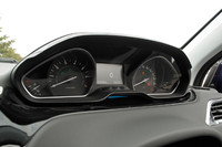 インパネの上にメータークラスターが載るユニークなデザインを採用。左にタコメーター、右にスピードメーターを配置。