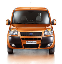 少々暑苦しい顔をもつ「フィアット・ドブロ・カーゴ」。