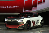 往年のBREのマシン風のカラーリングが施された「アイディーエックス ニスモ」。ビス留めのオーバーフェンダー風に拡幅された前後フェンダー、カーボン製のボンネットやエアロパーツ、サイド出しマフラーなどでレーシングライクに装っている。
    