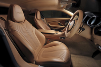 インテリアの様子。室内空間は、従来モデル「DB9」よりも拡大されている。