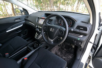 「24G」の室内。「20G」との違いは、シルバー塗装のインストゥルメントパネルガーニッシュがメタリックフィルムになるほか、ステアリングホイールにシフトパドルなどが備わる。