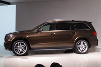 全長は「GL550 4MATIC」で5125mm。3列シートを持つ、7人乗りである。