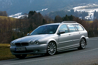 エステートの足まわりには、サルーン同様ひきしまったセッティングの「スポーツ」と、しなやかな「SE」が用意される。日本には、2リッターのSE（FF）と2.5リッターのやはりSE（4WD）が入る予定だ。
	 