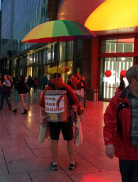 メインストリート「ツァイル」にて。歩きながらソーセージを売るおじさん。