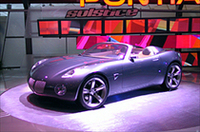 初日にはあまりのプレスの多さに写真がとれなかった、ポンティアックの2シーターコンセプトカー「ソルティス」。