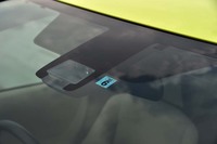 新型「シエンタ」には、単眼カメラとレーザーレーダーを使った予防安全装備「Toyota Safety Sense C」がオプションとして設定される。写真はそのセンサー部。