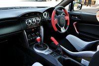 トヨタは「86」で、自分だけの1台を楽しみながら育てる「AE86」の精神を継承したいと考えている。これはその一例。インストゥルメントパネル中央に3連のメーターを装着し、シートをフルバケットのレーシングタイプに交換している。