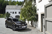 ヨーロッパと北米で2013年から販売されている4代目現行「RAV4」。エンジンは3種類。2リッターD-4D（ターボディーゼル）はFF＋6段MTのみ。2リッターガソリンは4WD＋6段MT／CVT、そして2.2リッターD-4Dは4WD＋6段MT／6段AT。