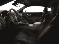 黒基調の内装。ボディーカラーと同じオレンジのステッチが施される。