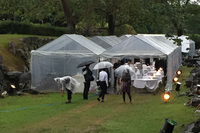 名護屋城跡「馬場」にて開催。ゲストを迎える前には多くのスタッフが慌ただしく準備する様子が見られた。