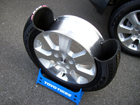 白い部分が転がり抵抗の少ないゴム材。ショルダーのピンクの部分は、摩擦係数の大きいゴム材を採用した。写真は、「TOYO TRANPATH A20」。