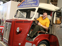 「シトロエン・タイプH友の会」のブルーノ・デルトンベ会長。乗っているのが「シトロエン・タイプH」。