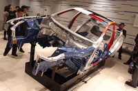 発表会場に展示された、材質の違いを示すカットモデル。