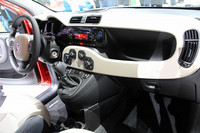 新型「パンダ」のインテリア。