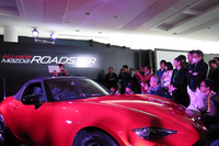 実車を前にさまざまなエピソードを披露するのは、デザイン本部の中山 雅氏。
    