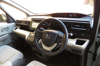 「ステップワゴンG・EX」のインストゥルメントパネルまわり。