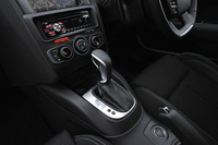 トランスミッションはトルクコンバーター式の6段AT。アイシン・エィ・ダブリュ製（AWF6F45）が搭載されている。