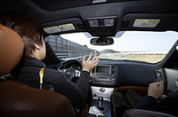 写真ではわかりやすく両手を離しているが、もちろんこのような運転はしてはいけない。