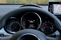 メーターパネルは3眼式。中央のものが、液晶のマルチインフォメーションディスプレイになっている。