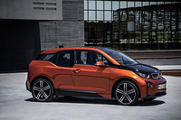 BMW i3 レンジ・エクステンダー装備車
    ボディーサイズ：全長×全幅×全高＝4010×1775×1550mm／ホイールベース：2570mm／車重：1390kg／駆動方式：RR／モーター：交流同期モーター／エンジン：0.65リッター直2 DOHC 8バルブ（発電用）／モーター最高出力：170ps（125kW）／モーター最大トルク：25.5kgm（250Nm）／エンジン最高出力：38ps（28kW）/5000rpm／エンジン最大トルク：5.7kgm（56Nm）/4500rpm／タイヤ：（前）155/70R19 84Q （後）175/60R19 86Q／価格：546万円（消費税8％込み） ※写真は試乗車ではありません。