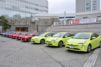 プレス向けの試乗会場に並んだ、新型「トヨタ・プリウス」。写真手前のボディーカラー「サーモテクトライムグリーン」は新規開発色で、車体表面の温度上昇を抑える働きがある。