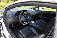 パッと見た印象は「アウディR8」に似ているものの、ガヤルドの方がスイッチ類のデザインがエグくなるなど、差別化を図っている。また、センターコンソールにシフトセレクターが屹立（きつりつ）していないのも、R8との違い。