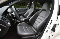 大型サイドサポートでホールド性が高められたスポーツシート。
