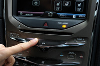 オーディオのボリュームやエアコンの風量は、ごらんのようにセンサー（フィンガータッチ＆スライダー）を指でなぞって調節する。