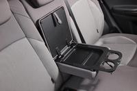 リアシートの中央には、トレーやドリンクホルダーなどを備えたアームレストを装備。
    
