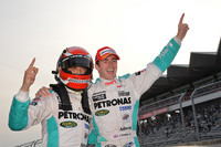 勝利を喜ぶ、中嶋一貴（写真左）とジェームス・ロシター。
    