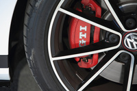 強化されたブレーキも「クラブスポーツ」の特徴。前にはφ340x30mm、後ろにはφ312×22mmのベンチレーテッドディスクが装備される。