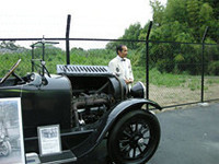 出席者を出迎える同館の館長で、RRやベントレーのクラシックモデルを輸入販売するワク井商会の涌井清春社長。横はアメリカのペイジ。白州次郎が乗っていたことに因んで手に入れたとのこと。