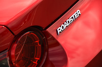 リアに備わる「ROADSTER」のバッジ。