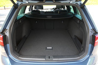 「パサートヴァリアント」のラゲッジルーム容量は650リッター。後席は40：20：40の分割可倒式。