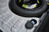 アドブルーはトランクルーム下のタンクに貯蔵されており、フロアにフィラーキャップがある。走行可能距離が2400km以下になると、警告ランプがついて補給を促す。