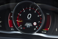 クルーズコントロールのスイッチを入れると、メーターの下方には作動状況が表示される（写真は停車状態）。計器盤が赤いのはPerformanceの表示テーマを選んだことによるもの。色違いのEleganceやEcoも用意される。
    