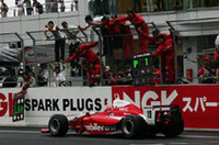 拳を突き上げクルーに喜びを伝えるウィナー、トレルイエ。これで今シーズン3勝目となる。