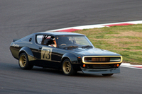 「GT-Rレースカーパレード」より。1972年の東京モーターショーにショーモデルとして出展されて以降、一度も公の場に姿を見せなかった「スカイライン・ハードトップ2000GT-R」（KPGC110）が、35年目にして初めてサーキットを走った。オールドファンにはおなじみの、首を傾げた独特のポーズでドライブするのは北野元。